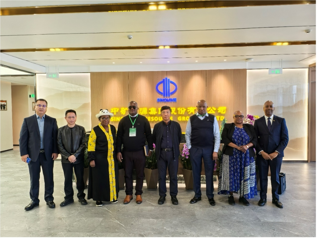 津巴布韦马斯温戈省省长一行到访威廉体育集团总部